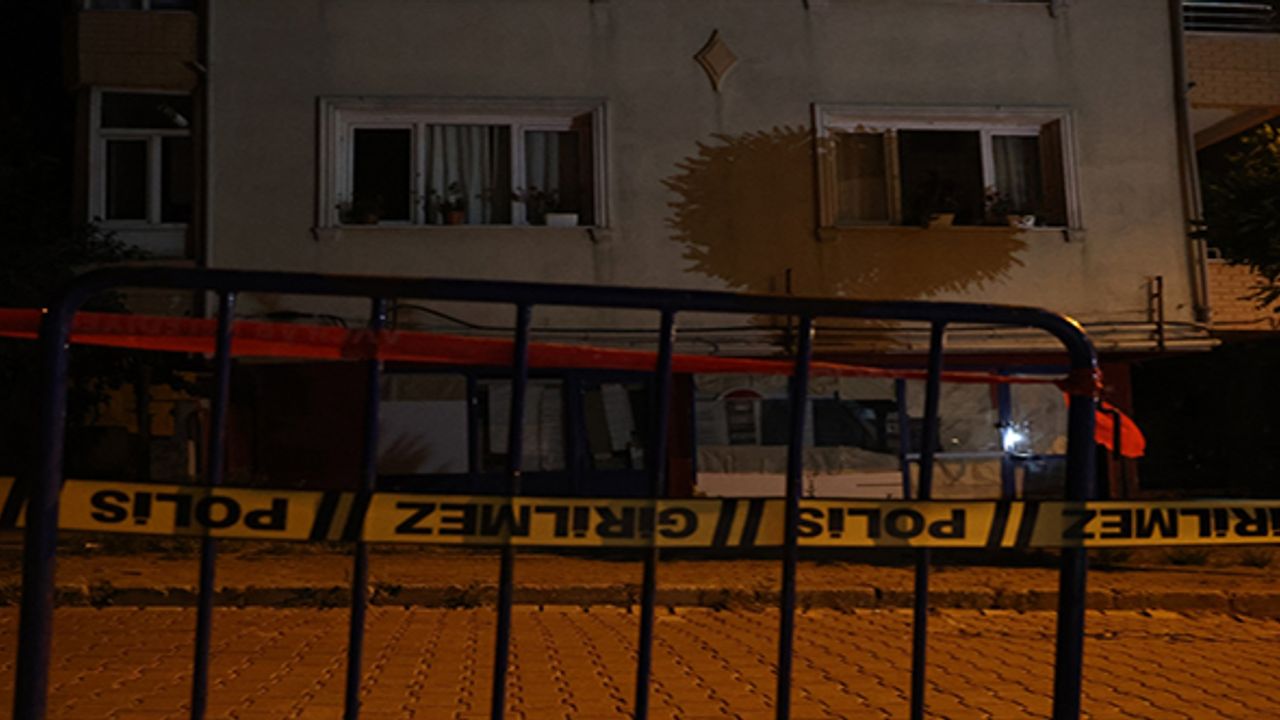 Avcılar'da kolonu çatlayan 5 katlı bina boşatıldı