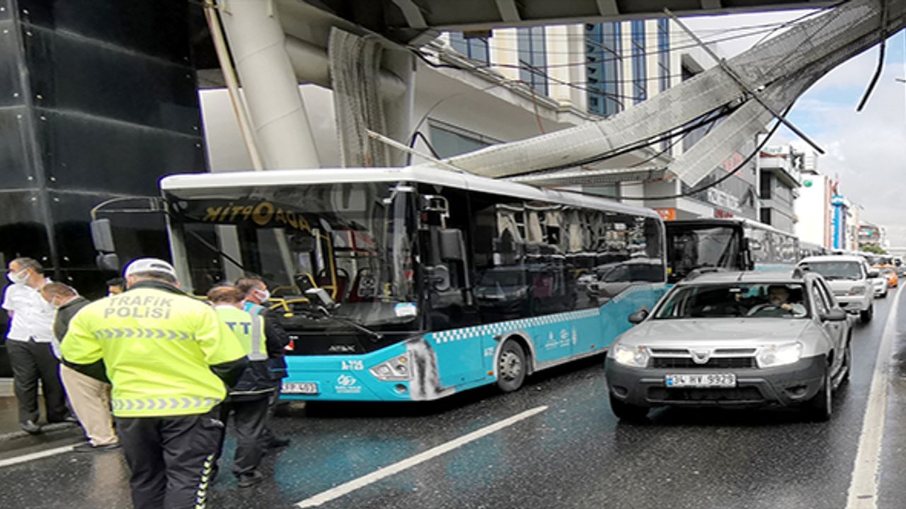 Avcılar'da üst geçidin altındaki elektrik kabloları halk otobüsünün üstüne devrildi