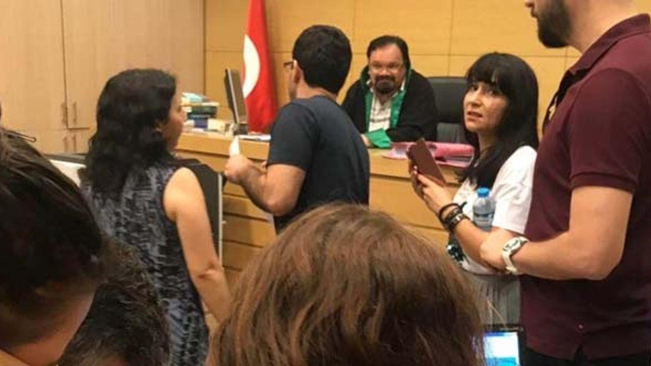 Avukatın etek boyunun ölçülmesini isteyen hakime hapis cezası