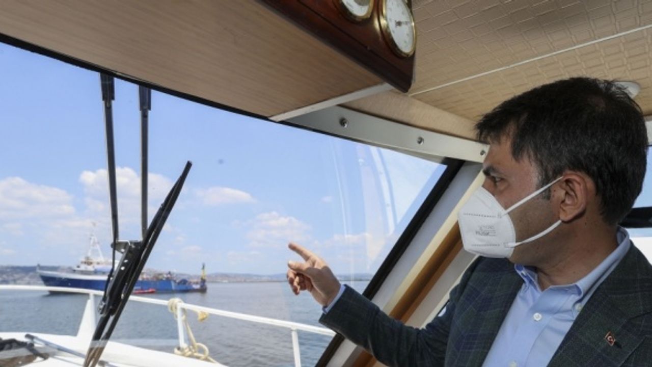 Bakan Kurum ODTÜ araştırma gemisi Bilim-2'deki müsilajla mücadele çalışmalarını inceledi