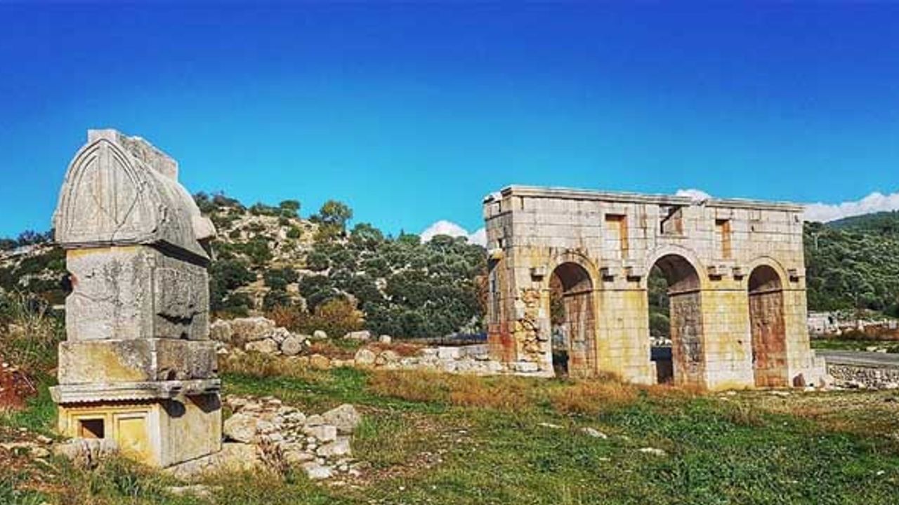 Kaş Kaymakamlığı, Patara'dan kamyonlarla izinsiz kum alındığı iddialarını yalanladı