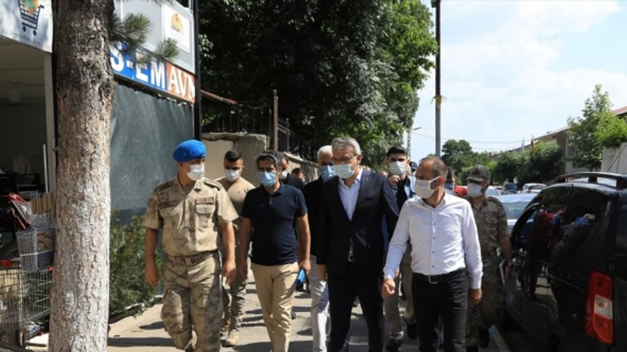 Bingöl Valisi Ekinci, Kığı ilçesinde depreme ilişkin incelemelerde bulundu
