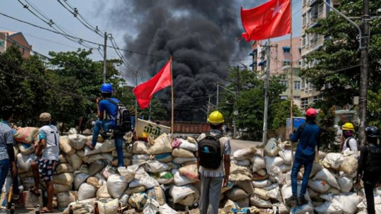 Myanmar'da darbe karşıtlarına saldıran güvenlik güçleri 25 kişiyi öldürdü
