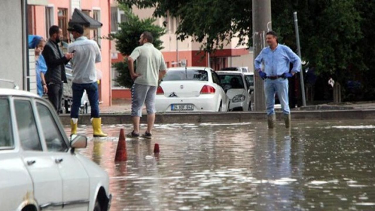 Bolu'da sağanak su baskınlarına neden oldu