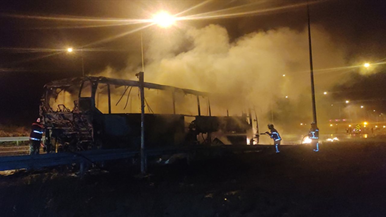 Bursa'da seyir halindeki yolcu otobüsü yandı