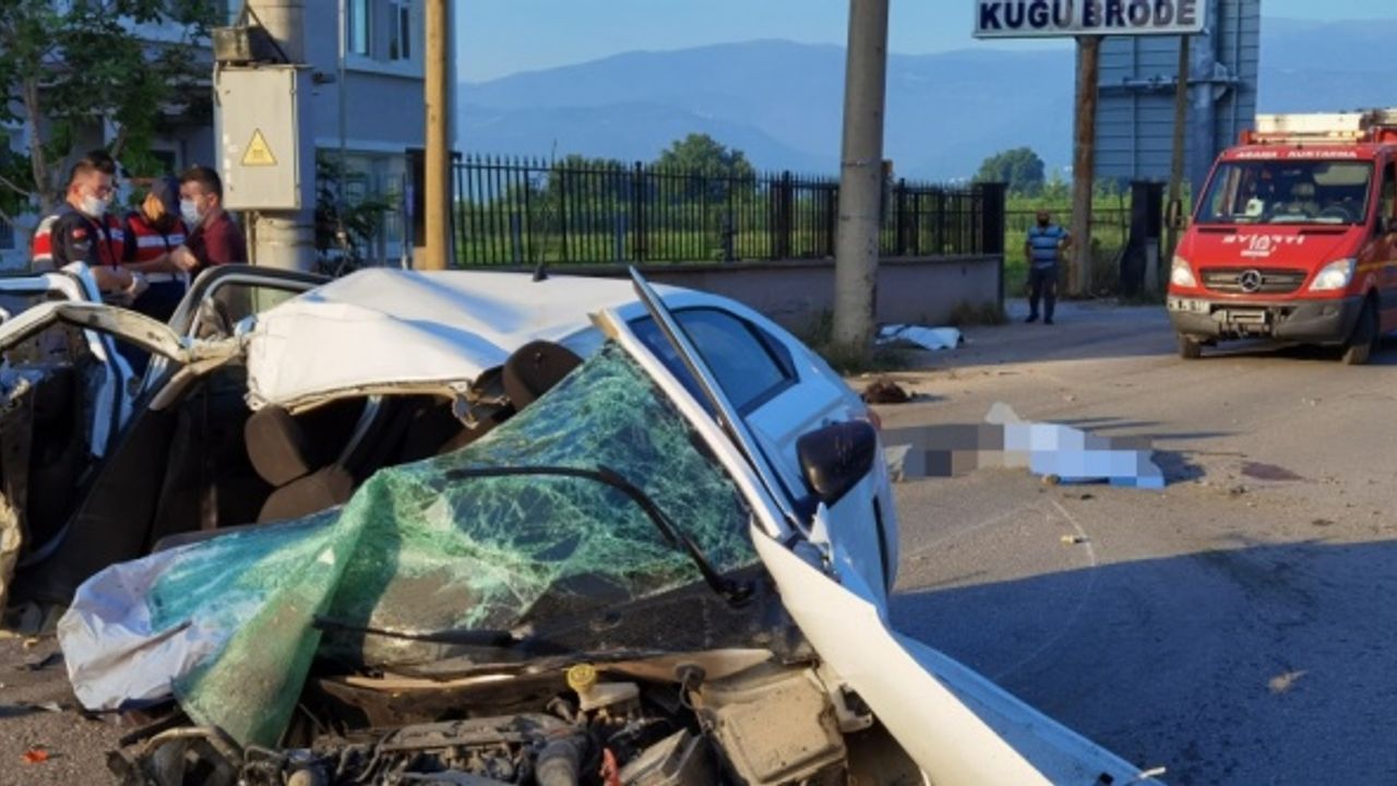 Bursa'da otomobilin direğe çarpması sonucu 3 kişinin öldüğü kazayla ilgili sürücü tutuklandı