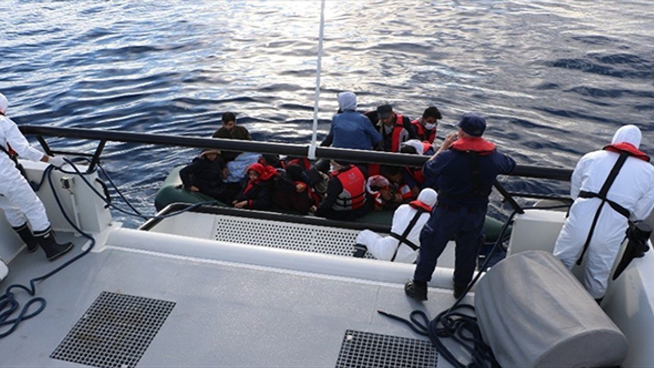 Çanakkale açıklarında Türk kara sularına itilen 17 düzensiz göçmen kurtarıldı