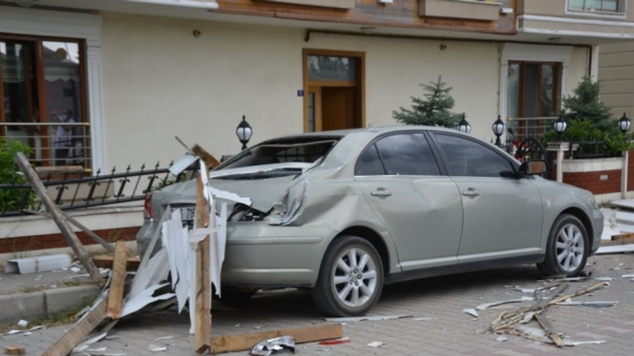 Çanakkale'de kuvvetli fırtına çatıyı yerinden söktü, elektrik direğini devirdi