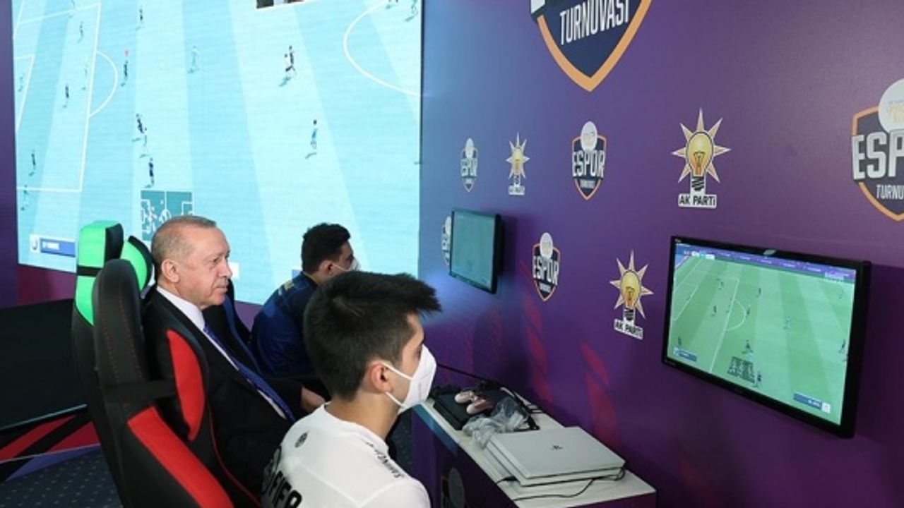 Cumhurbaşkanı Erdoğan, AK Parti Gençlik Kollarınca düzenlenen e-Spor turnuvasının final maçını izledi