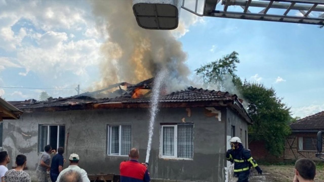 Düzce'de çıkan yangında müstakil ev kullanılamaz hale geldi