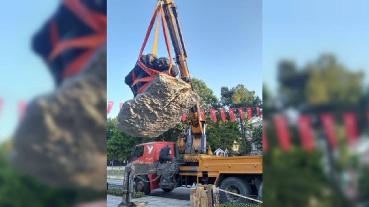 Tankut Öktem imzalı “Pehlivanlar“ heykeli görünür olması amacıyla Saraçlar Caddesi'ne taşındı