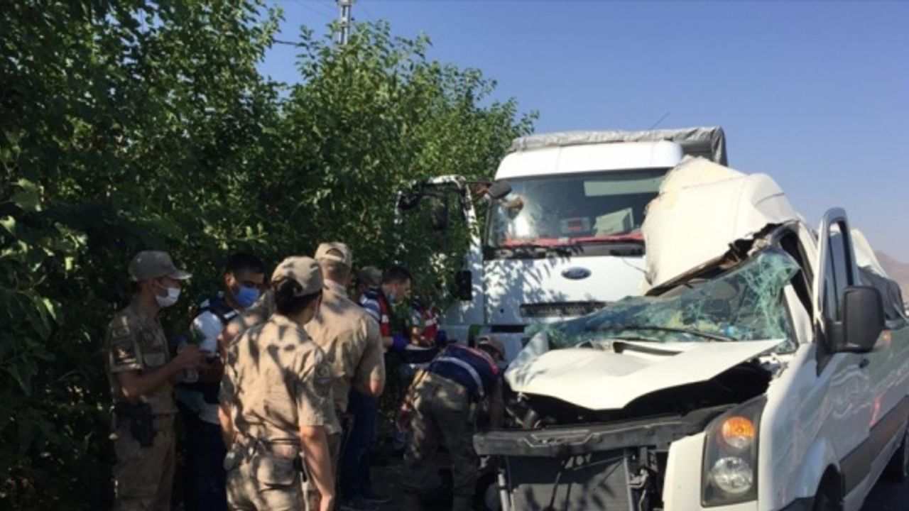 Elazığ'da düğün minibüsü park halindeki kamyona çarptı: 3 ölü, 12 yaralı