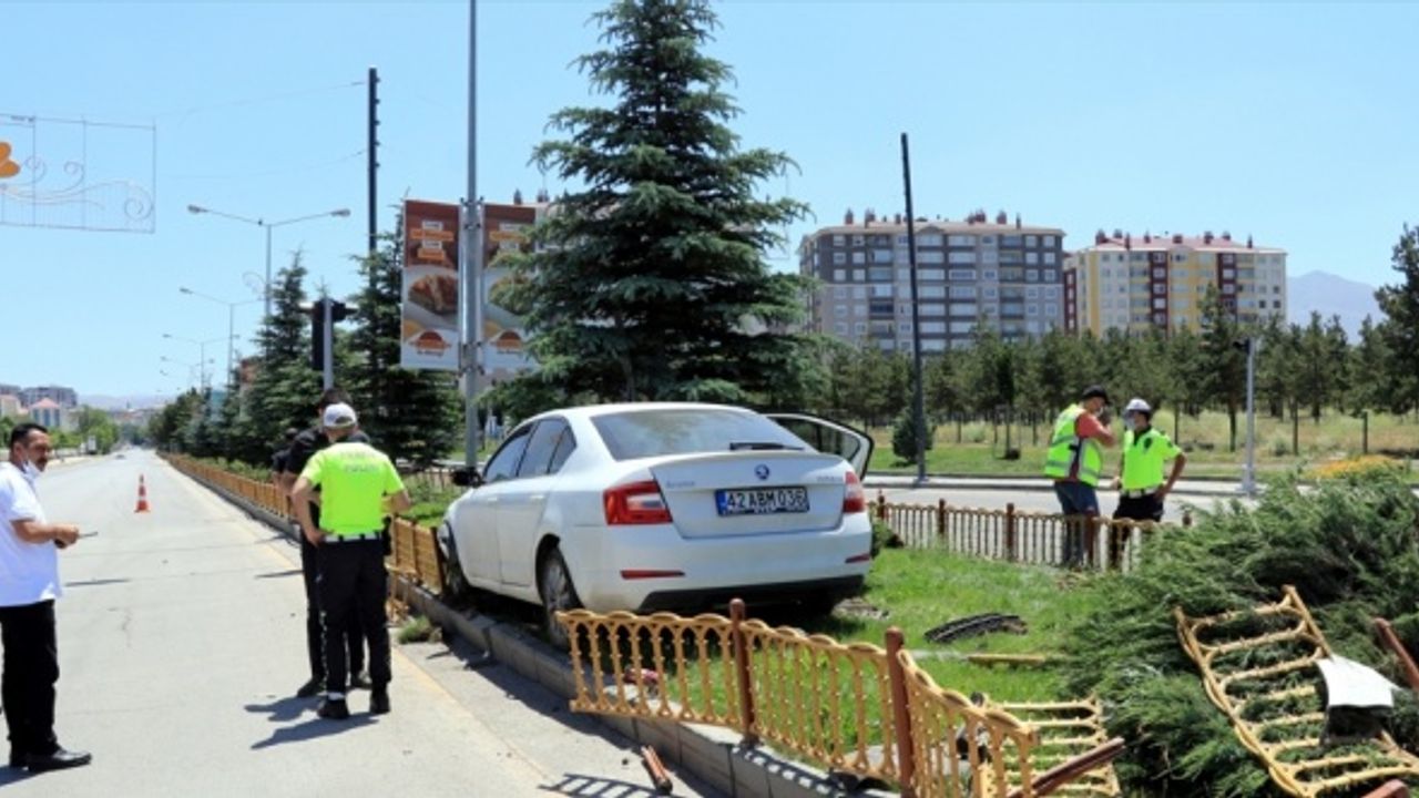 Erzurum'da kamyonetle çarpışan otomobilde sıkışan sürücüyü itfaiye ekipleri kurtardı