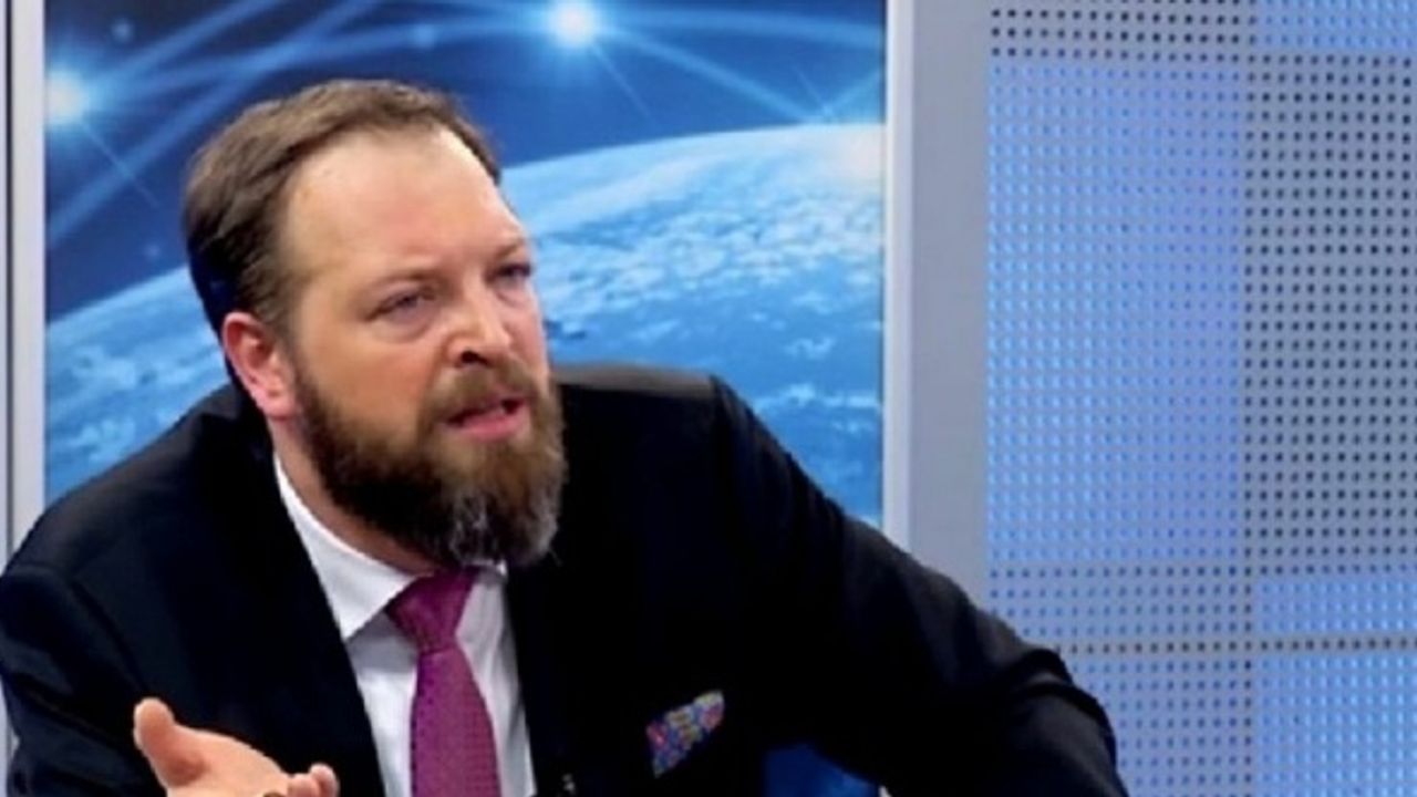 Fatih Tezcan kapak fotoğrafına 'enayi' yazdı!