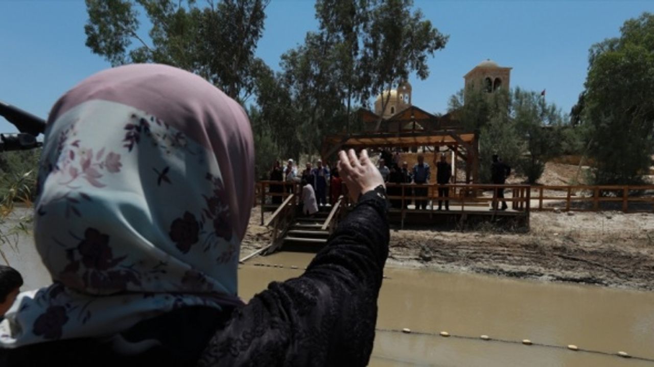 Filistinli kadın 24 yıldır göremediği ailesiyle Ürdün Nehri'nin karşı kıyılarında hasret giderdi