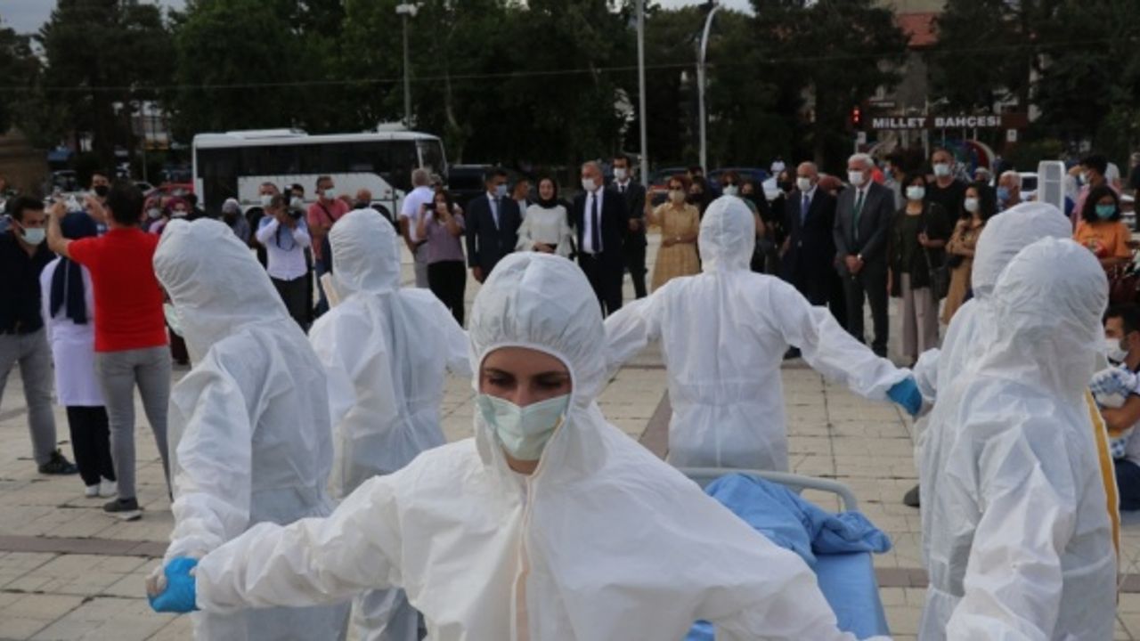 Geleceğin hemşireleri Kovid-19'la savaşan sağlık çalışanlarının sorunlarını “sessiz tiyatro“ ile anlattılar