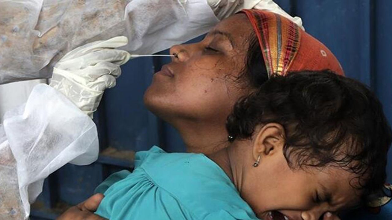 Hindistan'da Kovid-19 salgınında günlük vaka sayısı azalmaya devam ediyor