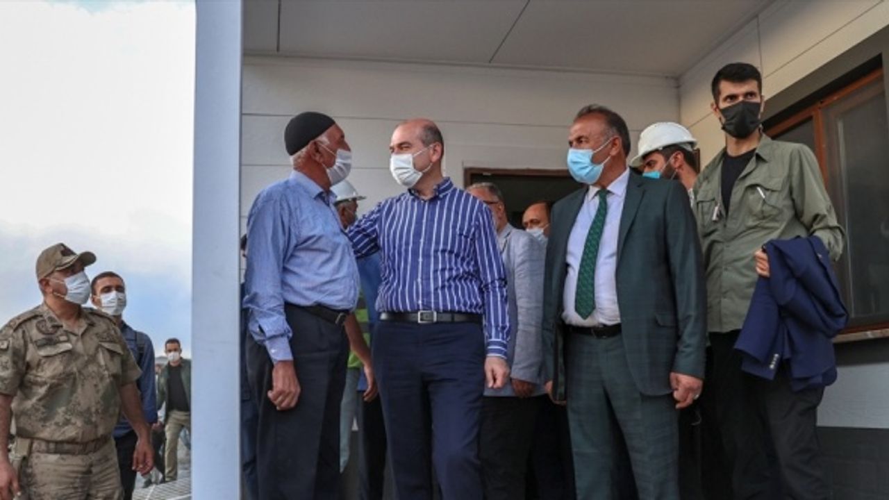 İçişleri Bakanı Soylu, Başkale'de depremzedelerle bir araya geldi: