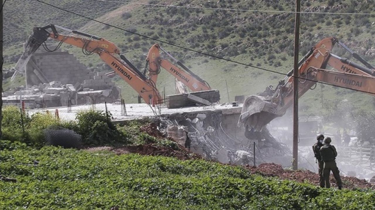 İşgalci İsrail ordusu, Batı Şeria'da 25 Filistinlinin yaşadığı evleri yıktı