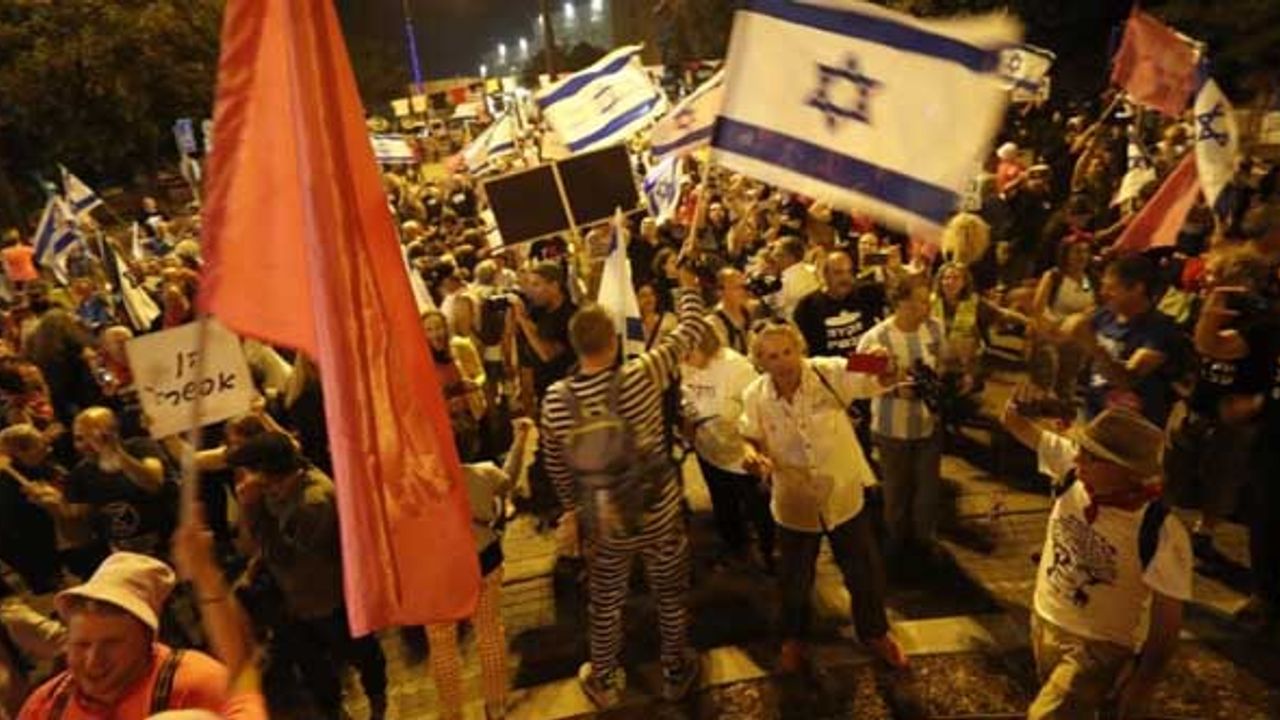 İsrail'de Netanyahu'dan kurtulduk kutlaması