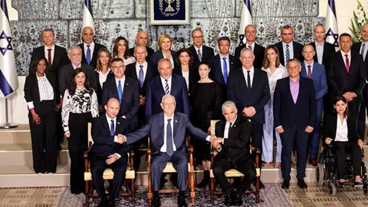 İsrail'de yeni hükümet aile pozu verdi
