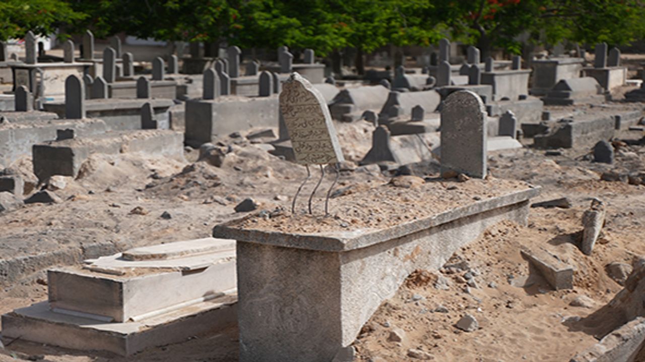 İsrail Filistinlileri mezarlarında bile rahat bırakmadı