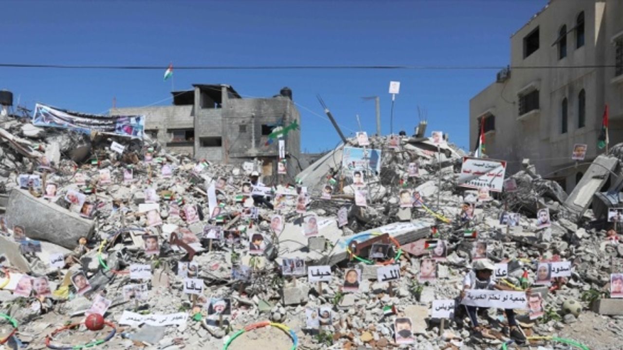 İsrail saldırılarında ölen çocukların fotoğrafları Gazze'deki bir binanın enkazı üzerinde sergilendi
