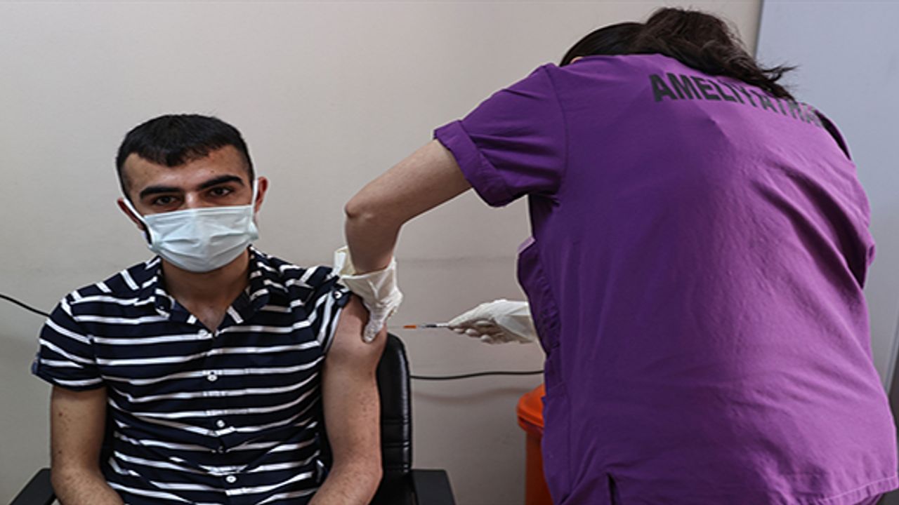 İstanbul'da 35 yaş ve üzeri vatandaşlar Kovid-19'a karşı aşılanmaya başladı