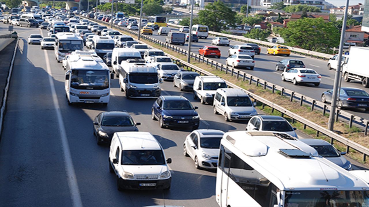 İstanbul'da kademeli normalleşmeyle trafikte yoğunluk yaşanıyor