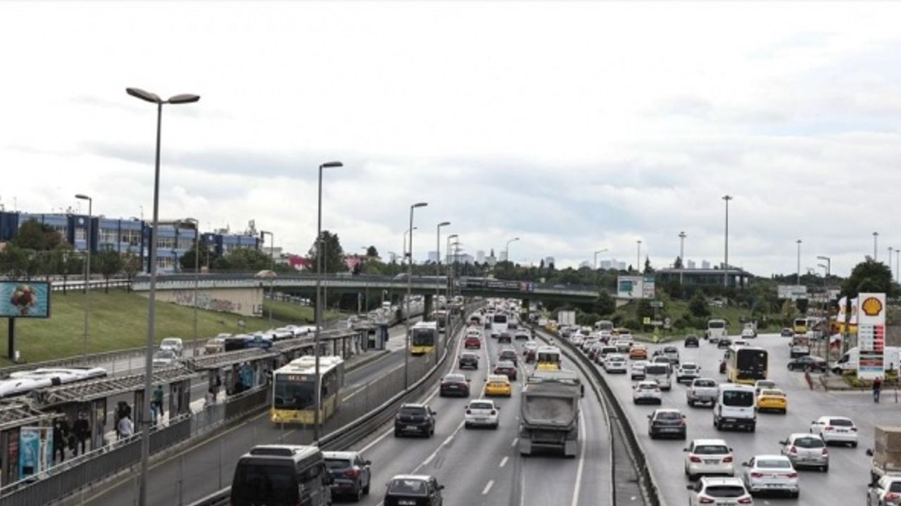 İstanbul'da sokağa çıkma kısıtlamasının sona ermesiyle trafik yoğunluğu arttı