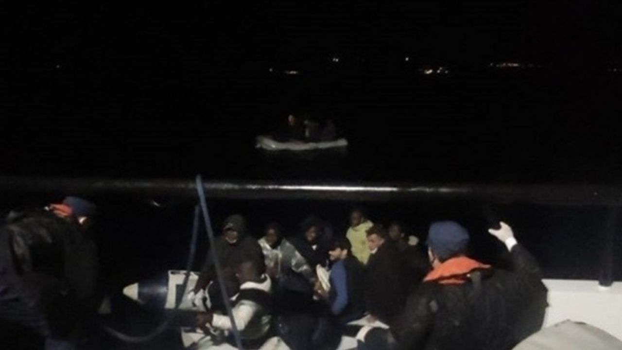 İzmir açıklarında Türk kara sularına itilen 16 sığınmacı kurtarıldı