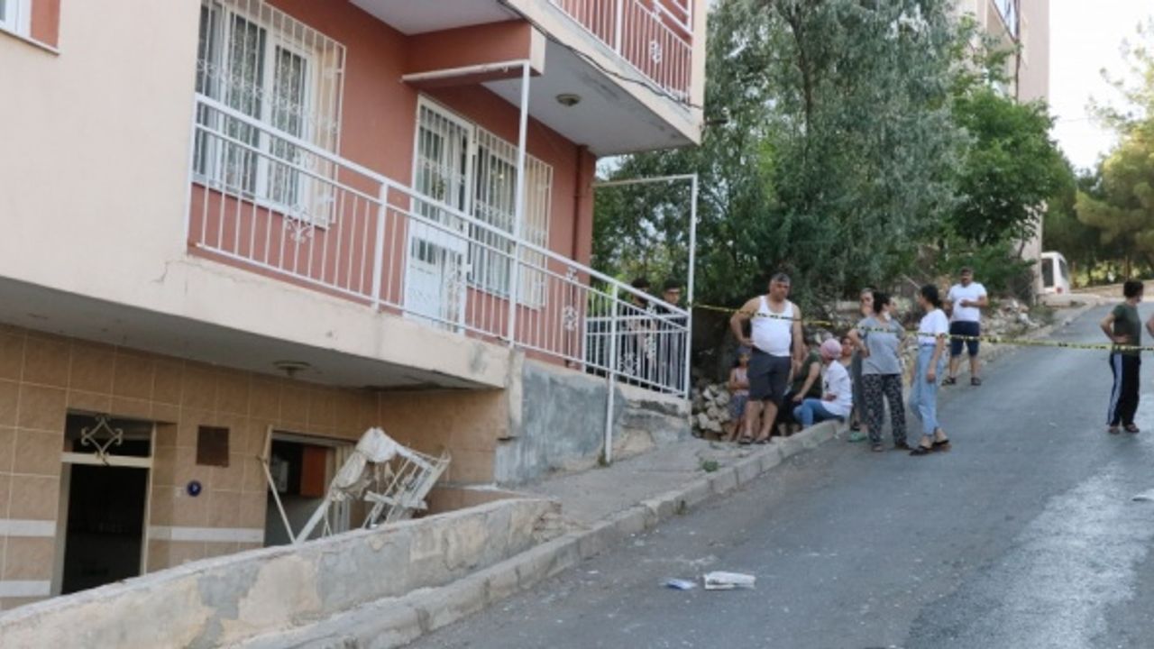 İzmir'de bir evde meydana gelen patlama nedeniyle 5 kişi yaralandı