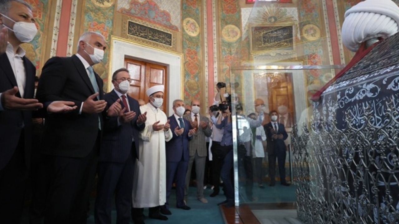 'Kabe Kuşağı', Fatih Sultan Mehmet Han'ın Türbesi'ne yerleştirildi!