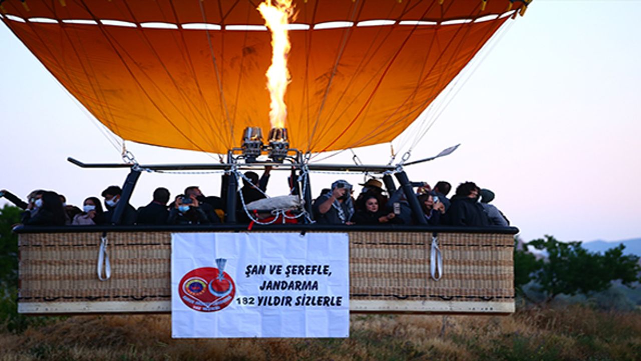 Kapadokya'da balonlar Jandarmanın kuruluş yıl dönümü için havalandı