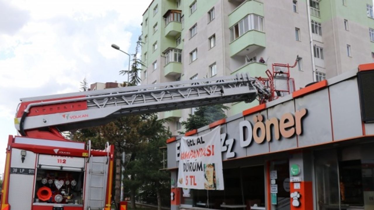Kayseri'de lokantanın çatısında çıkan yangın hasara neden oldu