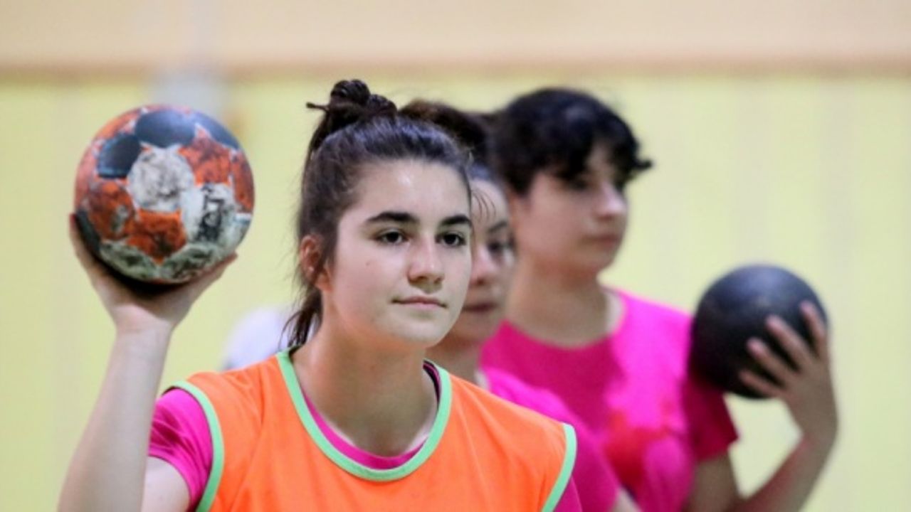 Kız çocuklarının spor yapması için kurulan hentbol takımı, 1. Lig'e çıkmak için mücadele edecek