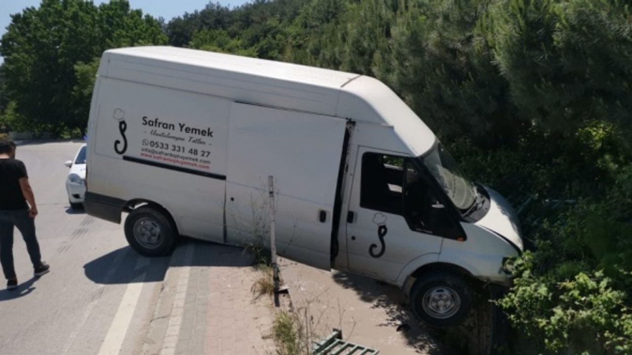 Kocaeli'de bariyerlere çarpan panelvan dere kanalının üzerinde asılı kaldı: 1 yaralı