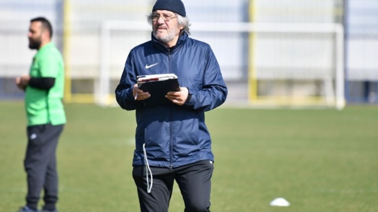 Kocaelispor Teknik Direktörü Mustafa Reşit Akçay, hastaneye kaldırıldı