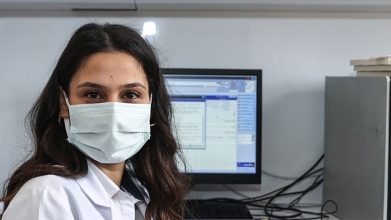 Kovid-19'a yakalanan babanın şifası doktor kızından geldi