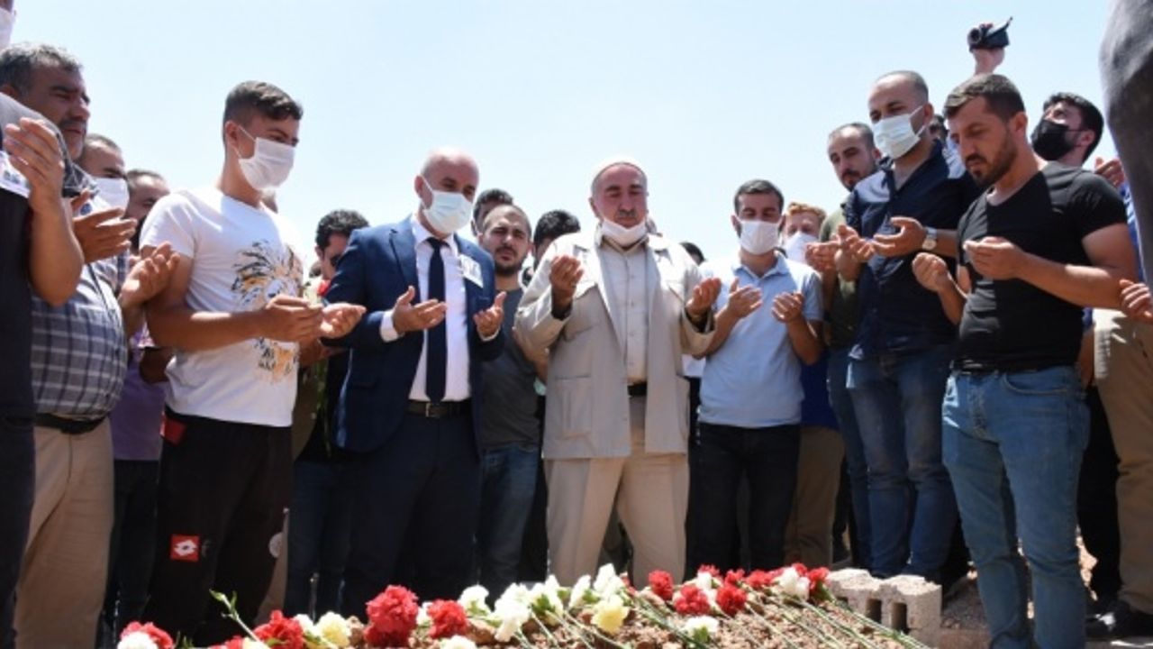 Mardin'deki trafik kazasında hayatını kaybeden Suzan öğretmen ağıtlarla toprağa verildi