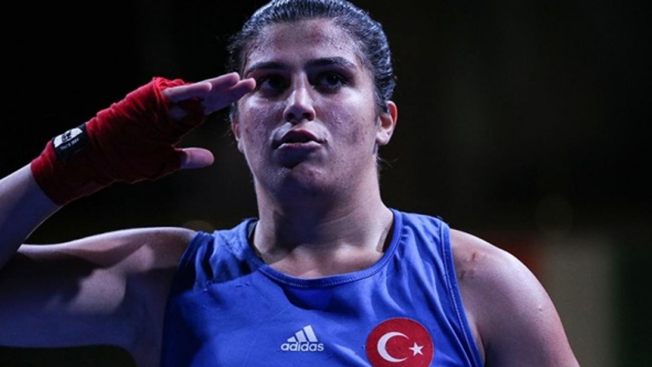 Milli boksör Busenaz Sürmeneli Fransa'da altın madalya kazandı