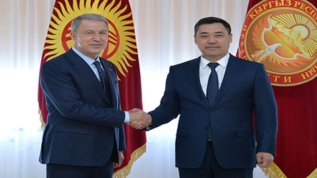 Milli Savunma Bakanı Akar, Kırgızistan Cumhurbaşkanı Sadır Caparov ile görüştü