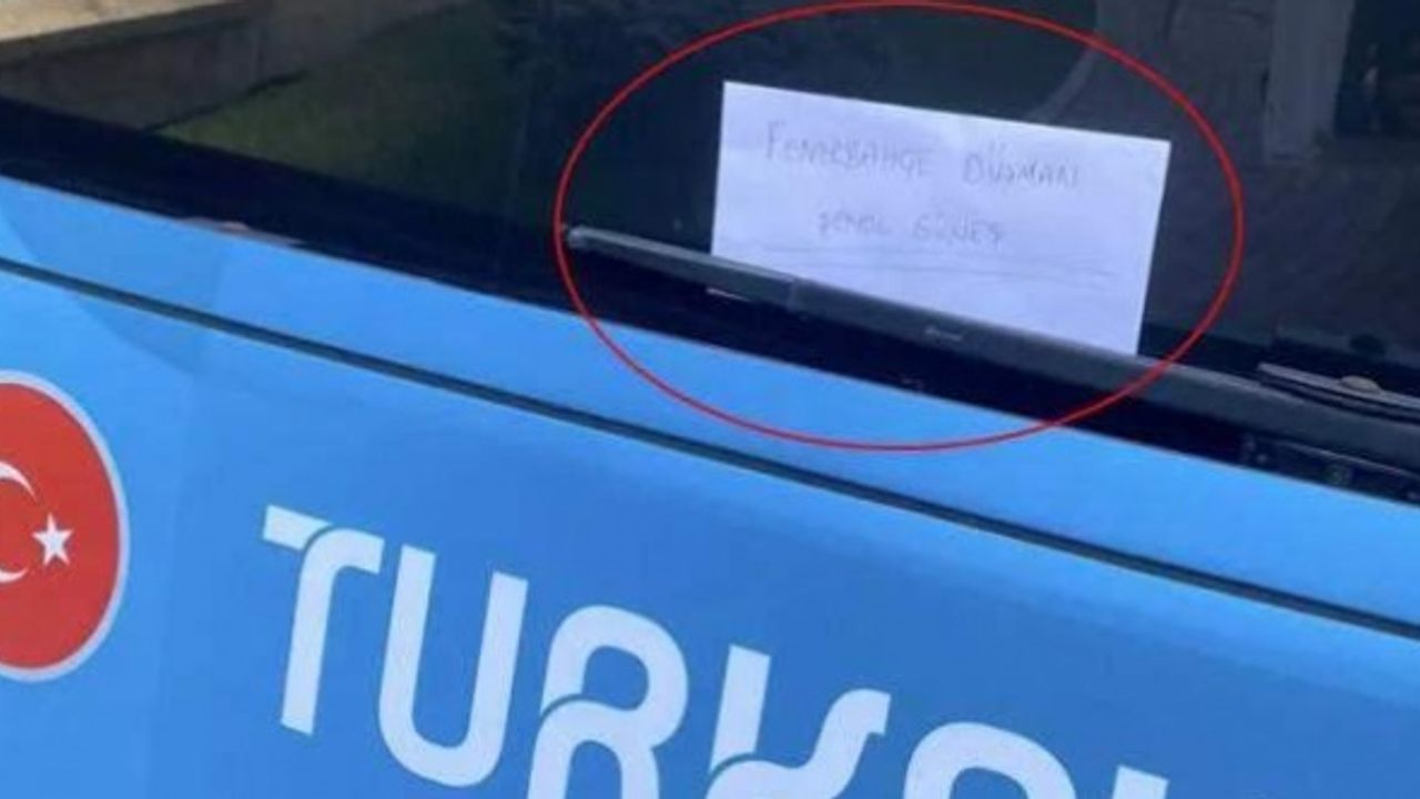 Milli Takım otobüsüne yapıştırılan not gündem oldu!