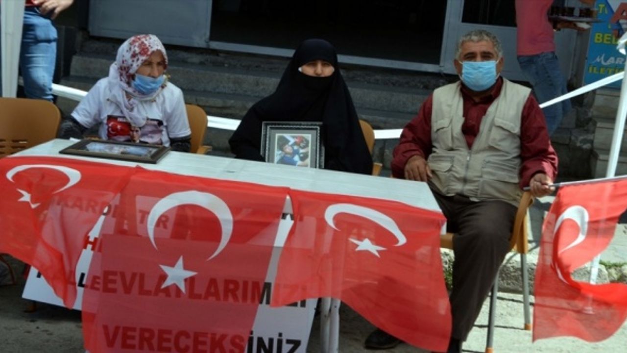 Muş'ta çocukları dağa kaçırılan aileler HDP binası önünde oturma eylemi yaptı