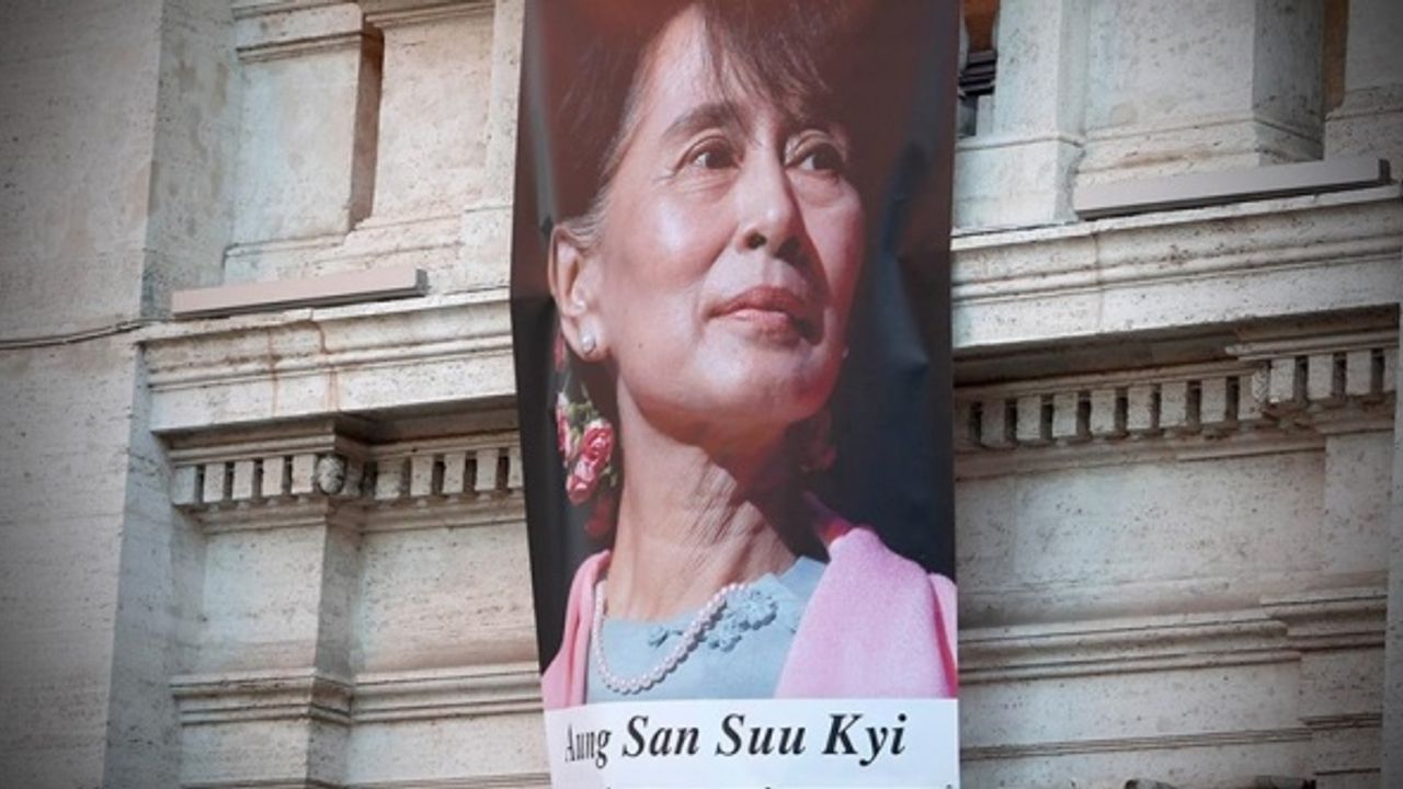 Myanmar'ın devrik lideri Suu Çii askeri mahkemede yargılanmaya başladı