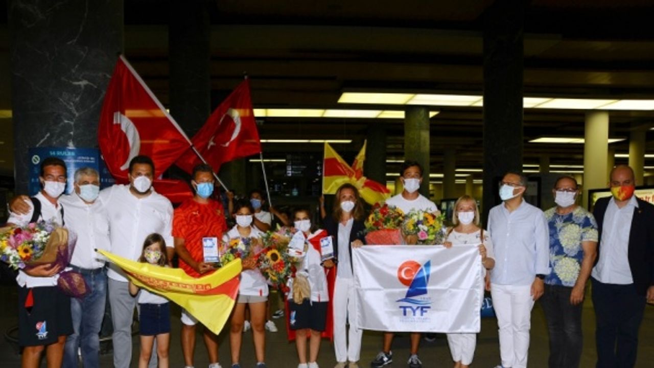 Optimist Avrupa Şampiyonası'nda ikinci olan Medine Havva Tatlıcan, İzmir'de coşkuyla karşılandı