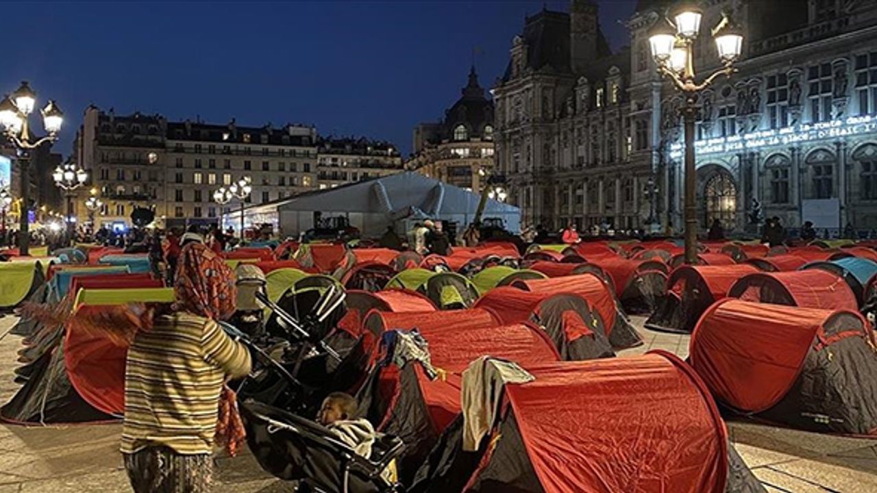 Paris Belediyesi önünde çadır kuran evsiz göçmenler tahliye edildi