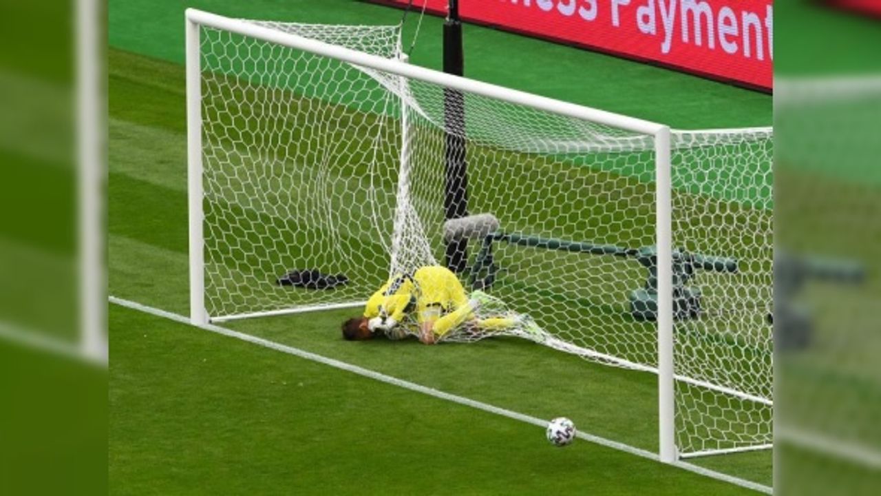 Patrik Schick 50 metreden kaleciyi avladı! Çekya 2-0 kazandı