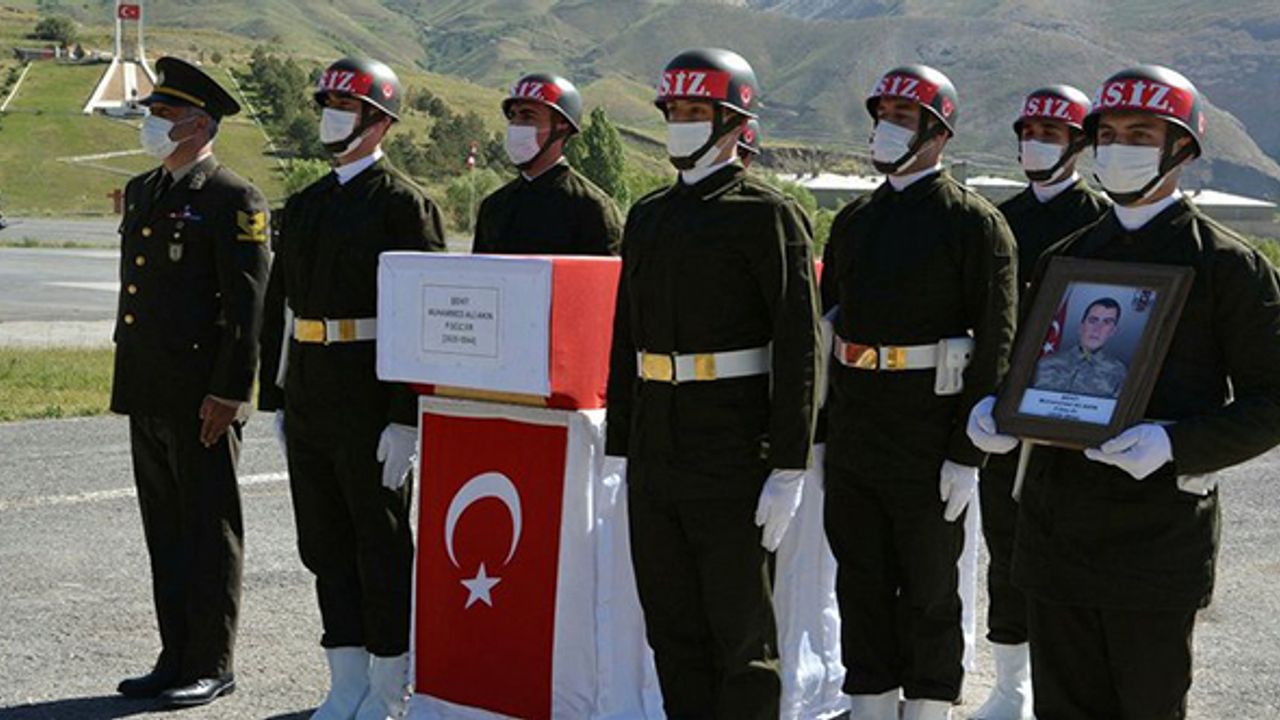 Pençe Yıldırım Harekatı'nda şehit olan asker için Hakkari'de tören düzenlendi