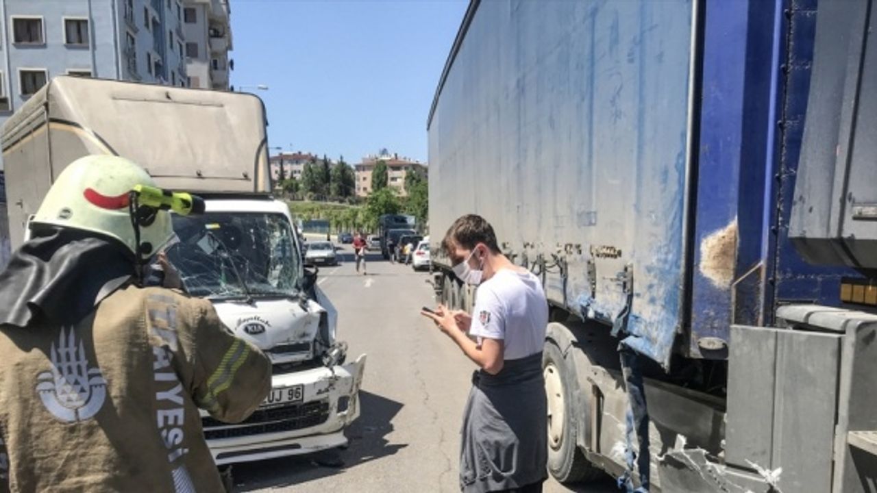 Pendik'te park halindeki TIR'a çarpan kamyonetin sürücüsü yaralandı